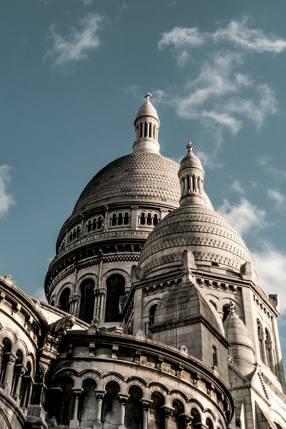 Bâtiment en forme de dôme en béton blanc sous le ciel bleu pendant la journée