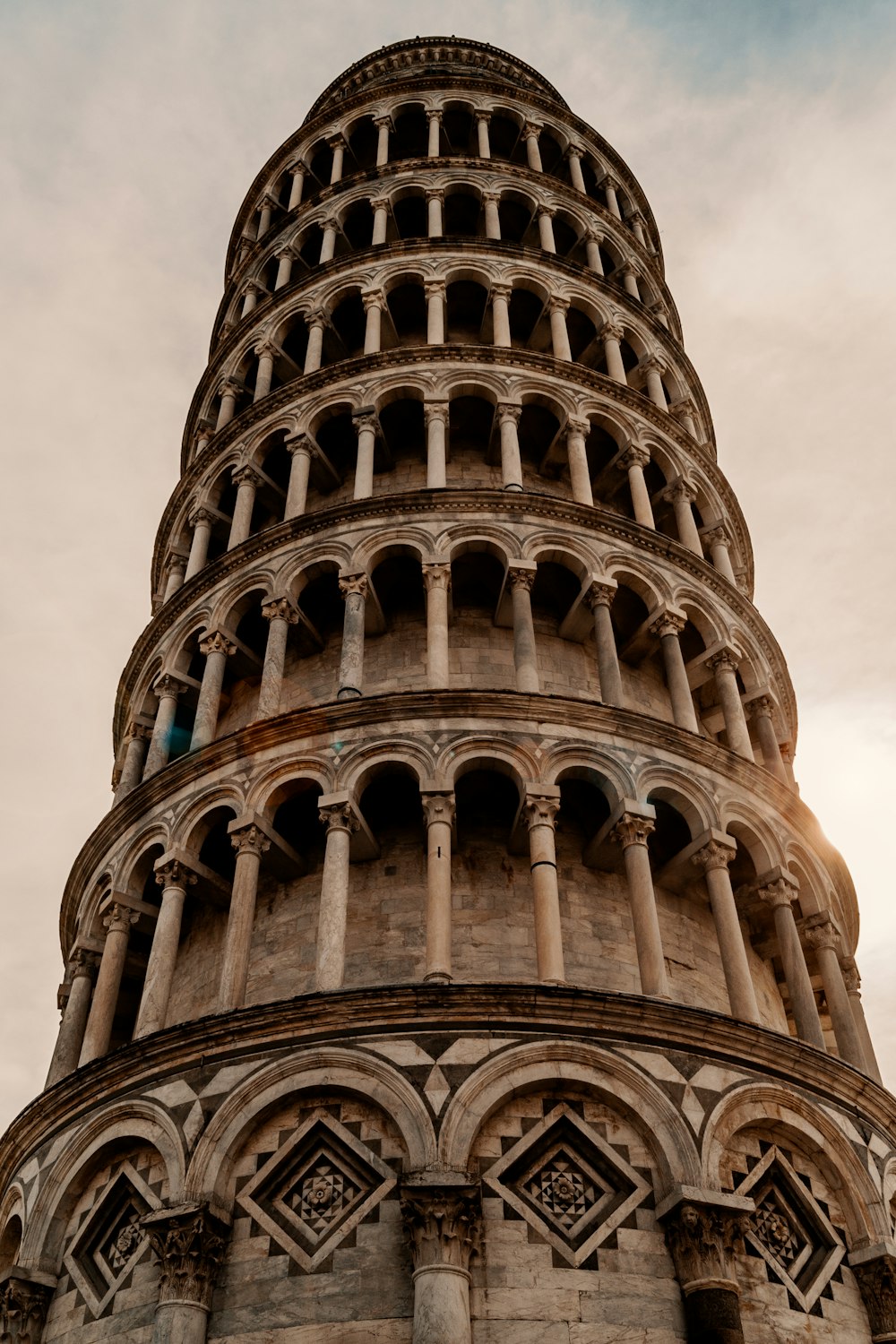 Torre de hormigón marrón bajo nubes blancas durante el día