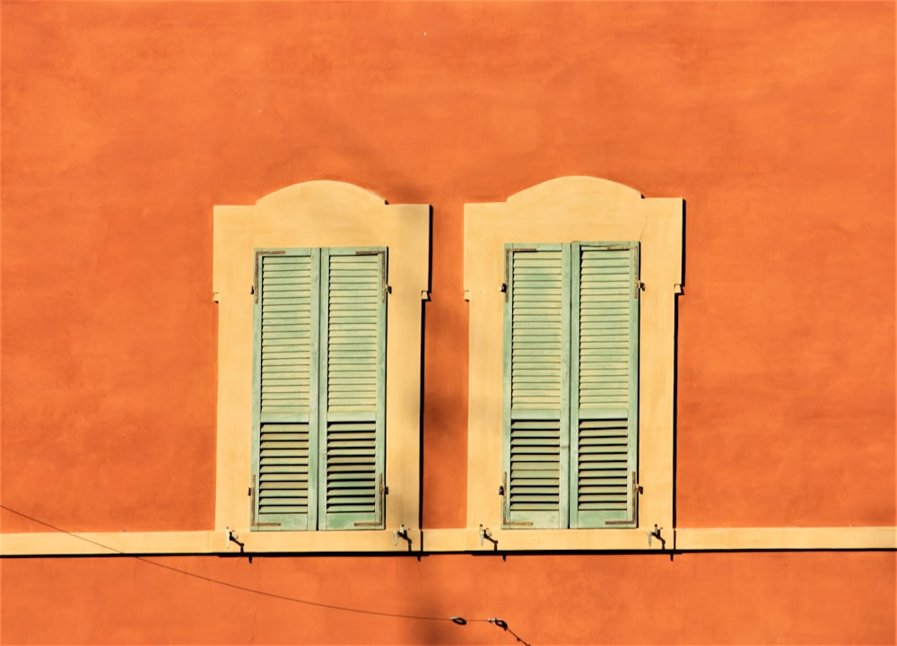 ventana de madera blanca sobre pared naranja