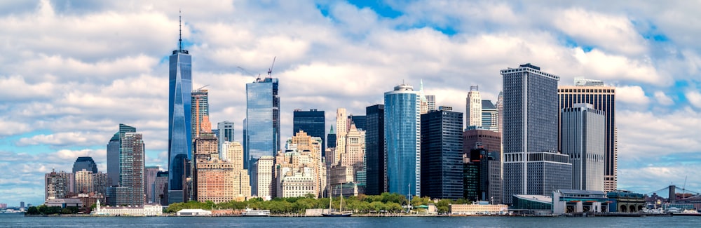 Skyline der Stadt tagsüber unter blauem Himmel