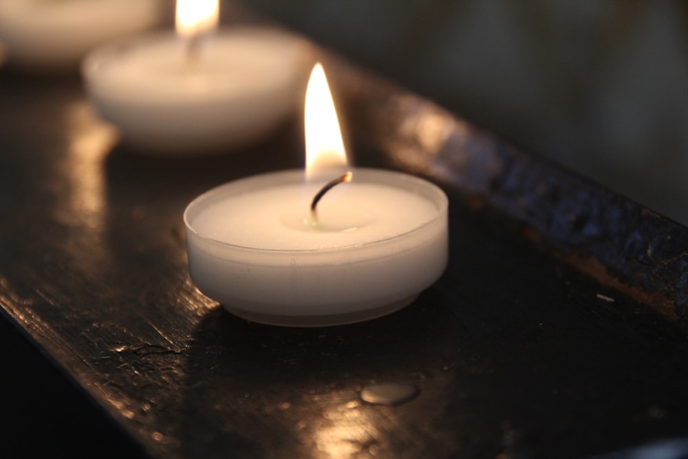 candela bianca su tavolo nero