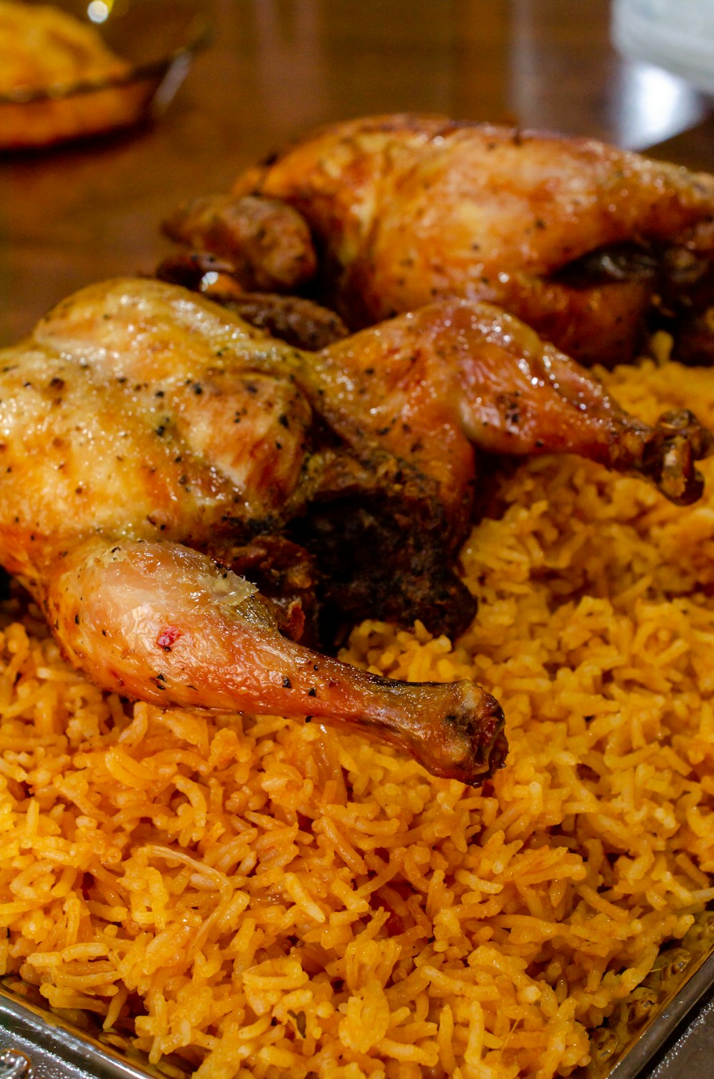 Pollo frito sobre arroz amarillo