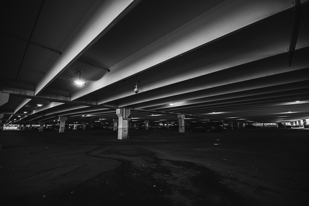 foto in scala di grigi di una stazione ferroviaria