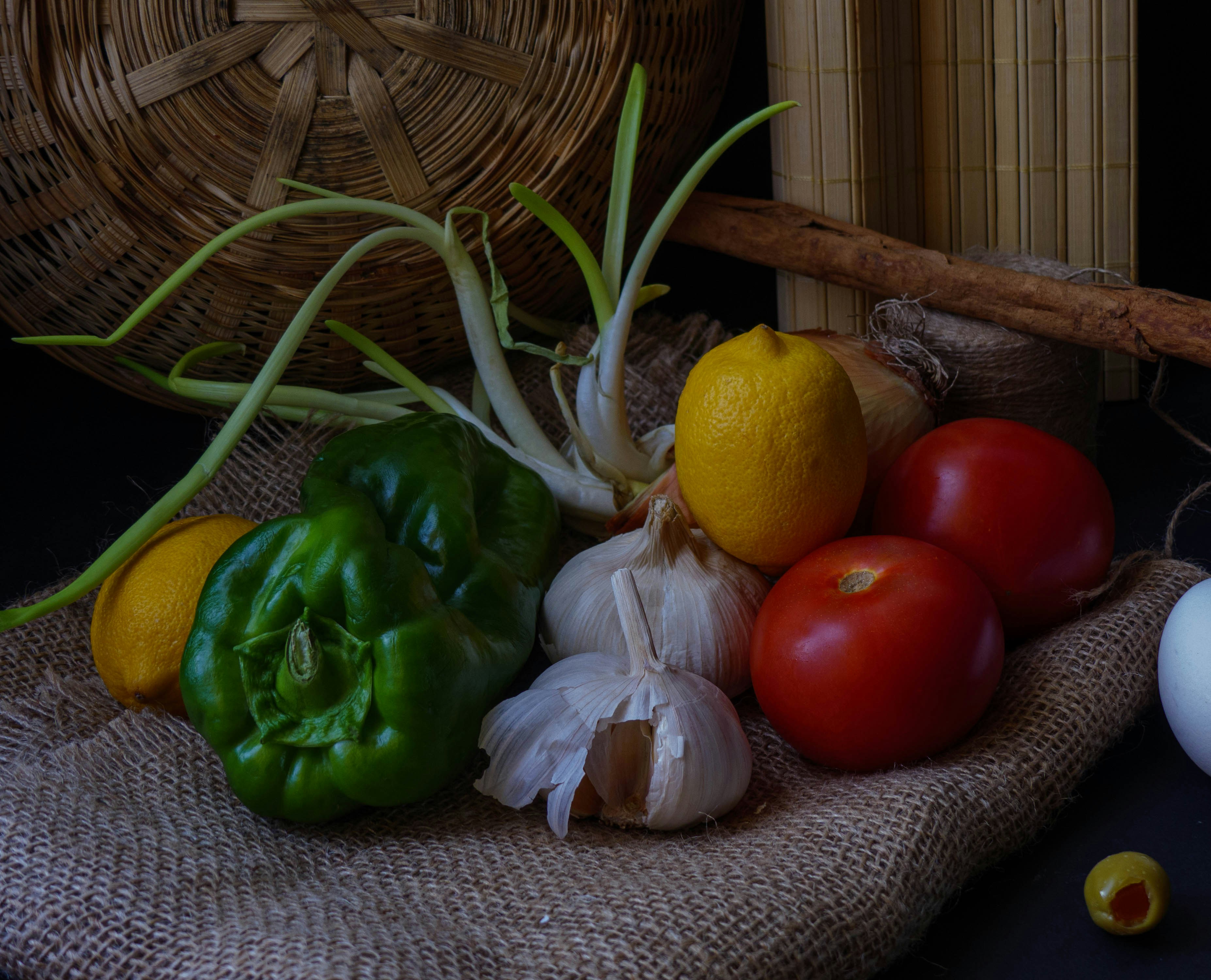 Pimiento rojo y verde sobre canasta tejida marrón