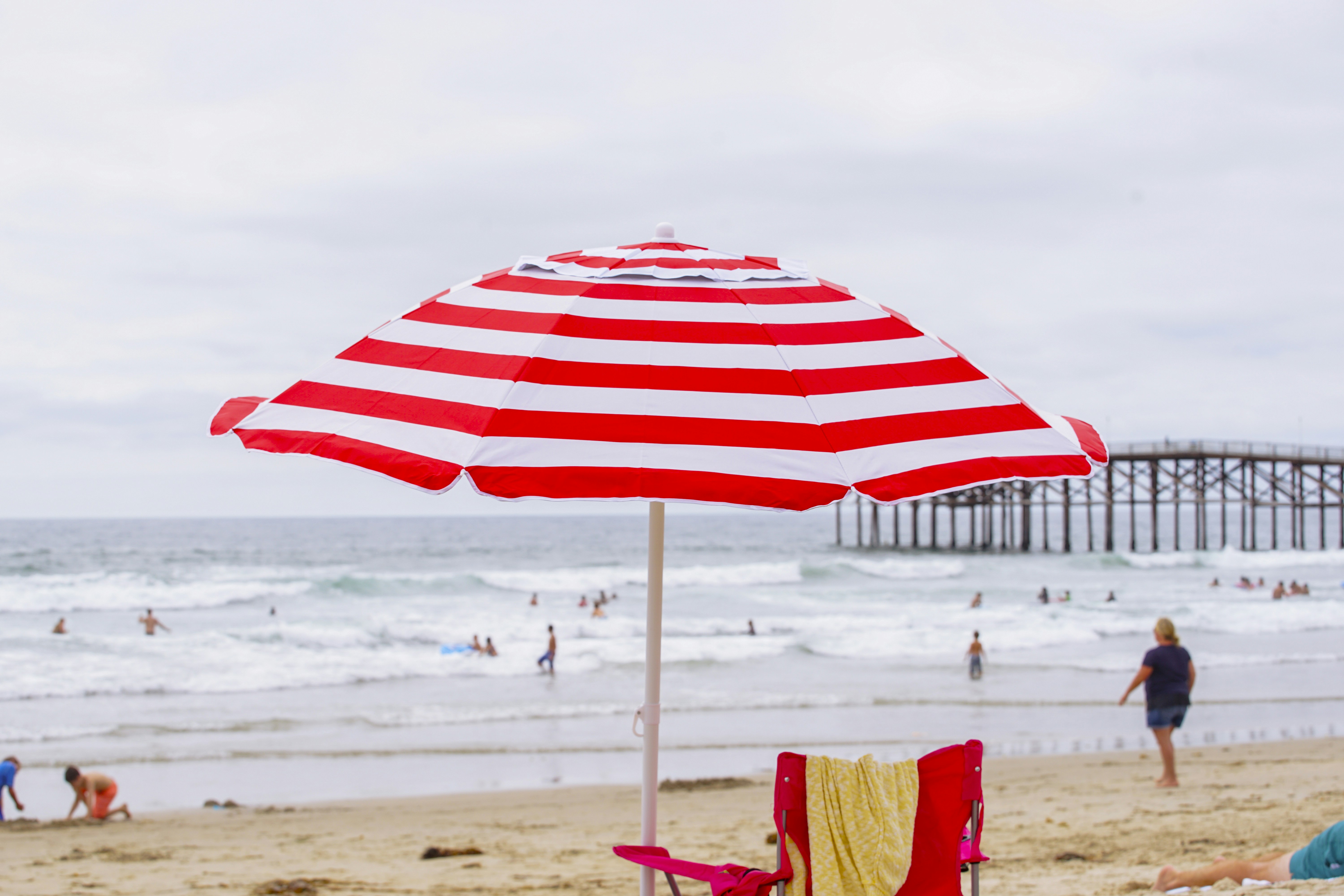 Guarda-sol vermelho e branco na praia durante o dia foto – Imagem grátis  sobre Humano na Unsplash, image size:3000x2000
