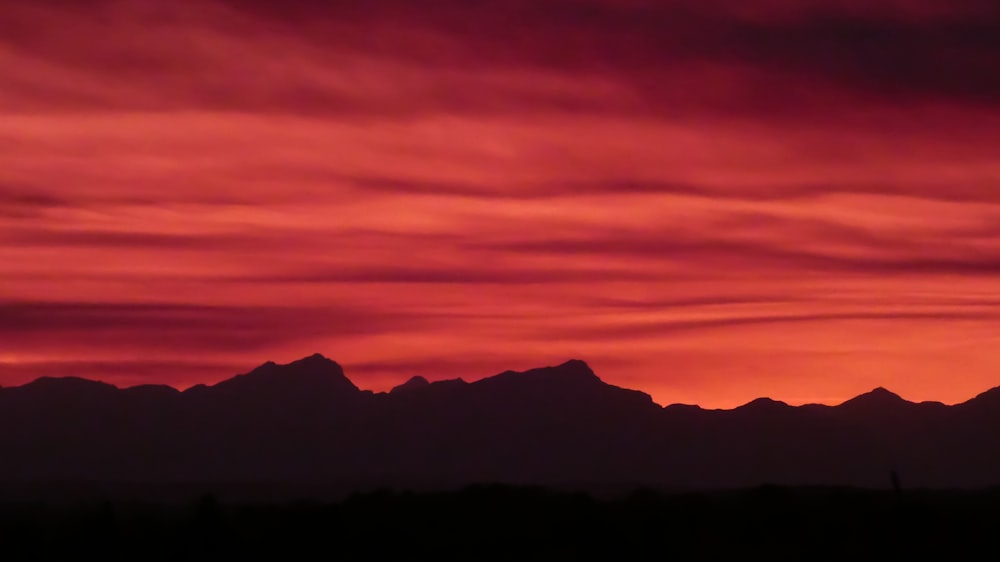 Silhouette de montagnes au coucher du soleil