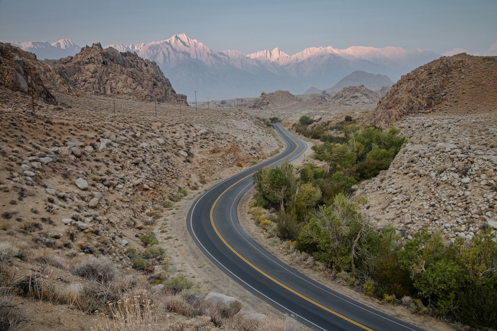 Graue Asphaltstraße zwischen den Brown Mountains tagsüber