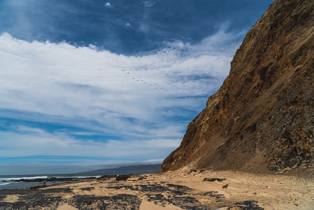 Montaña rocosa marrón bajo el cielo azul durante el día