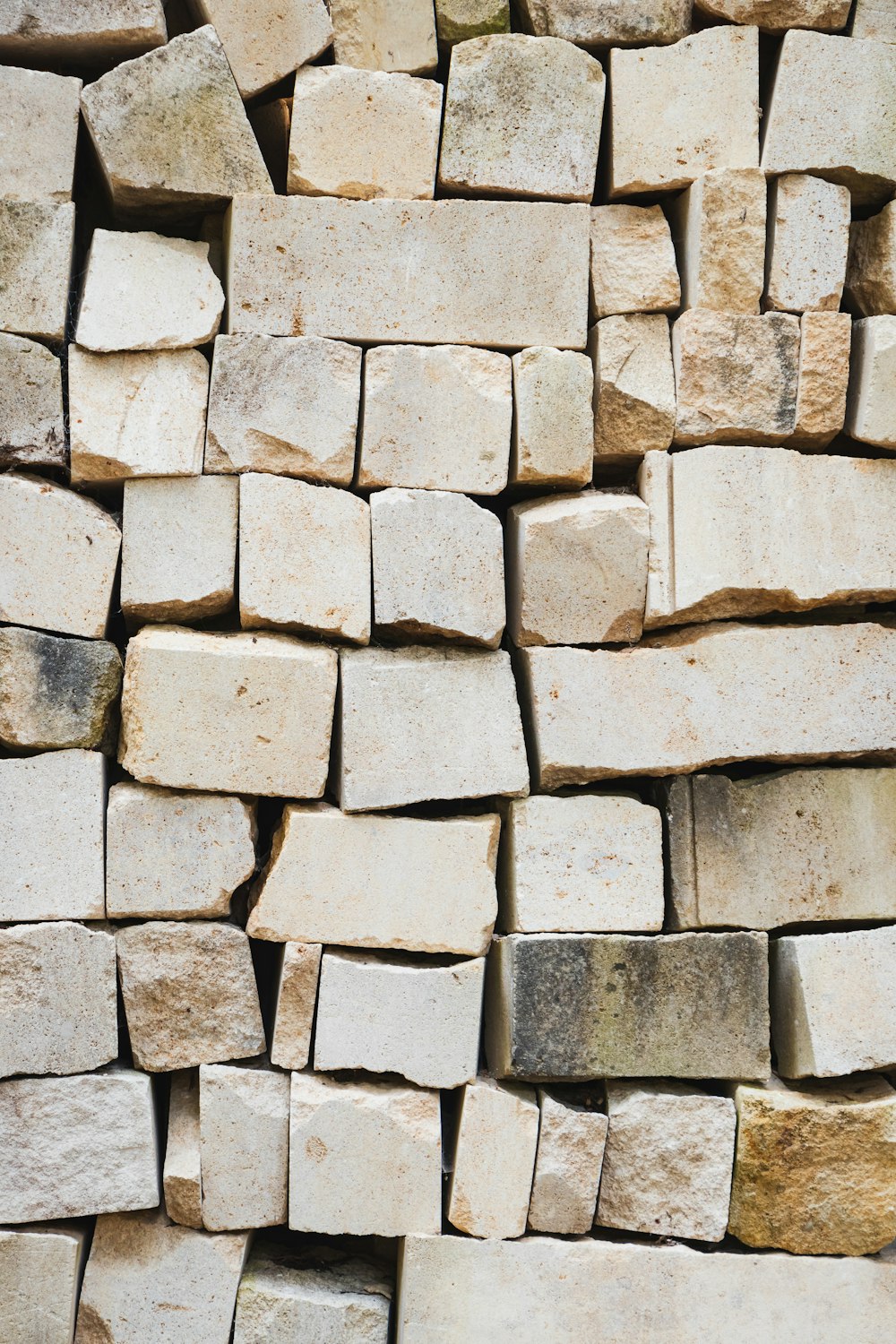 parede de tijolos castanhos e cinzentos