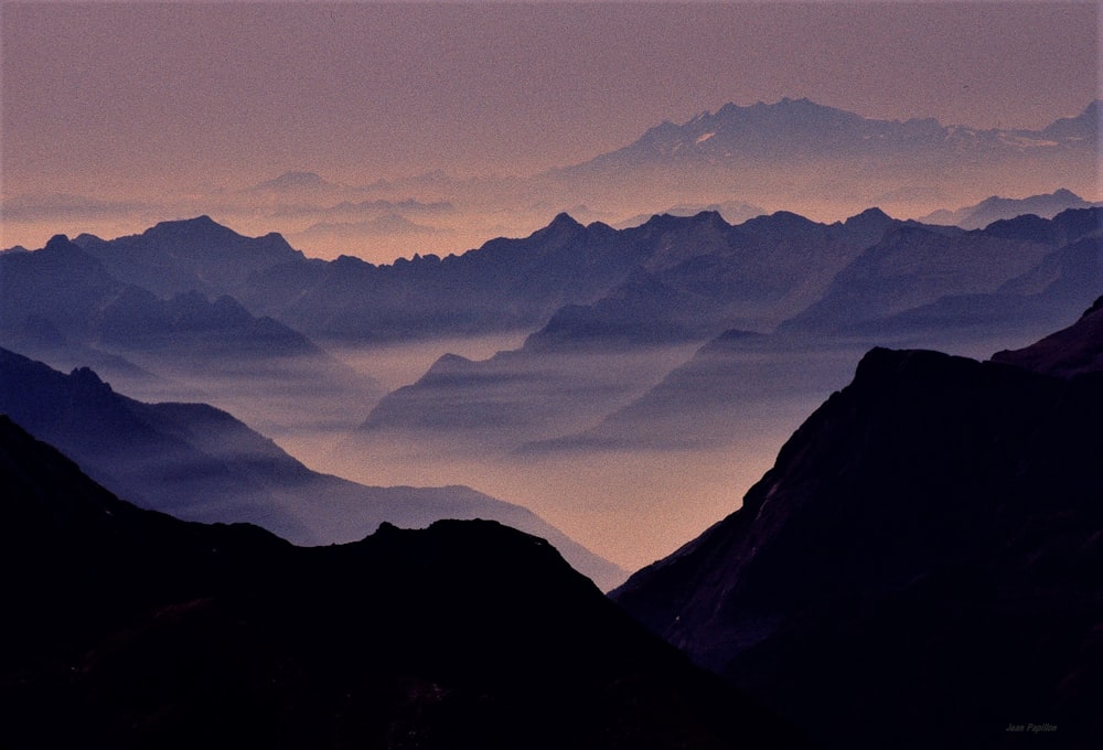 silhueta das montanhas durante o dia