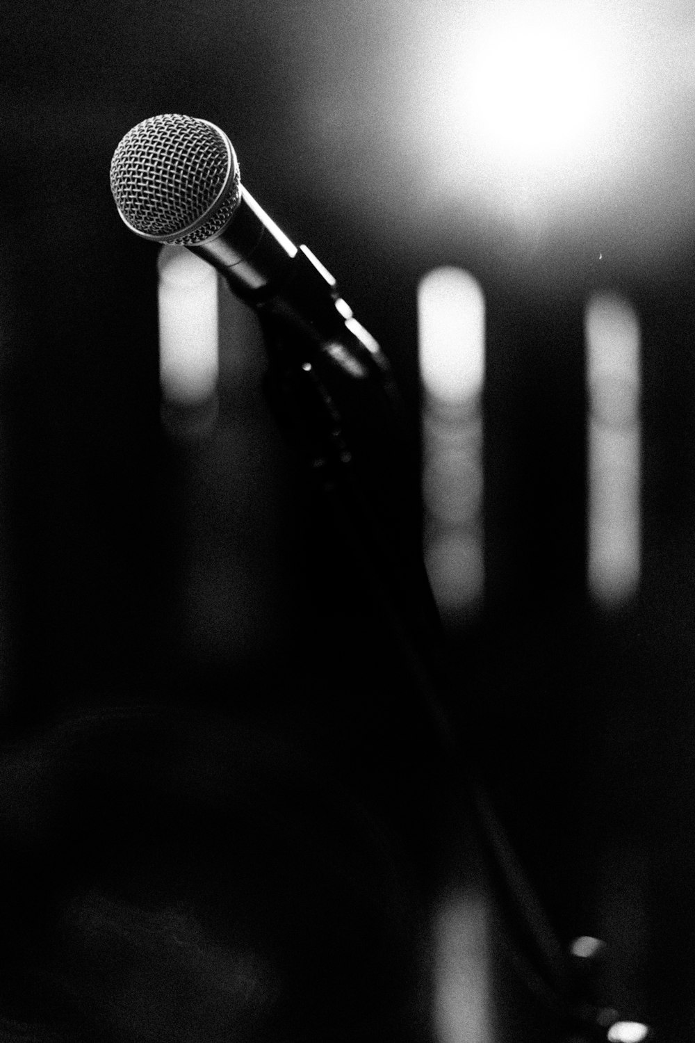 Micrófono en blanco y negro sobre soporte negro