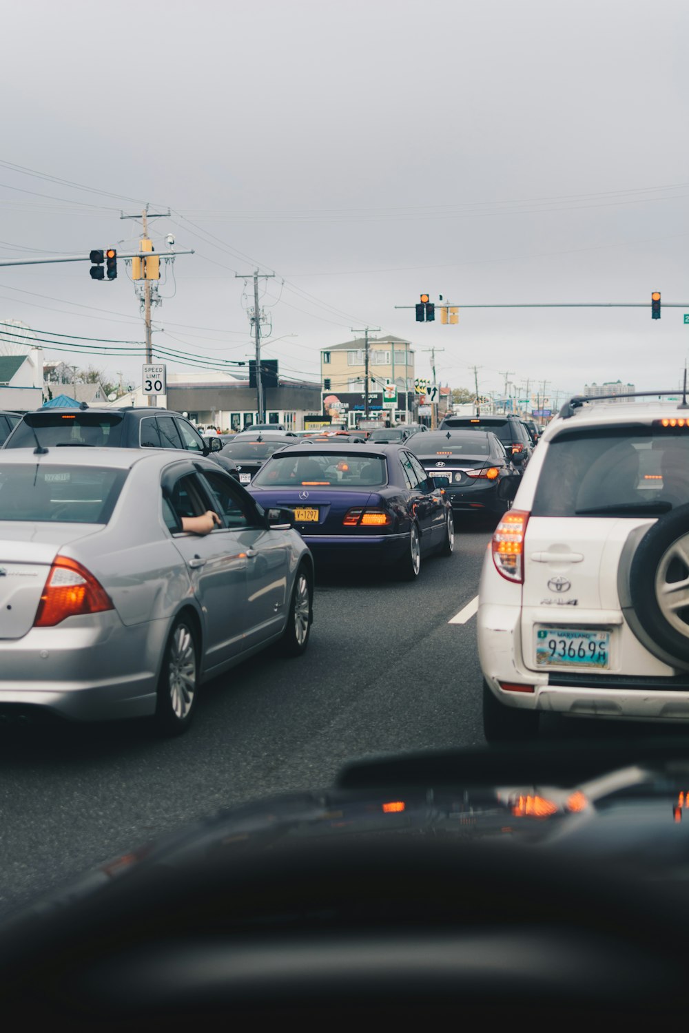 carros na estrada durante o dia