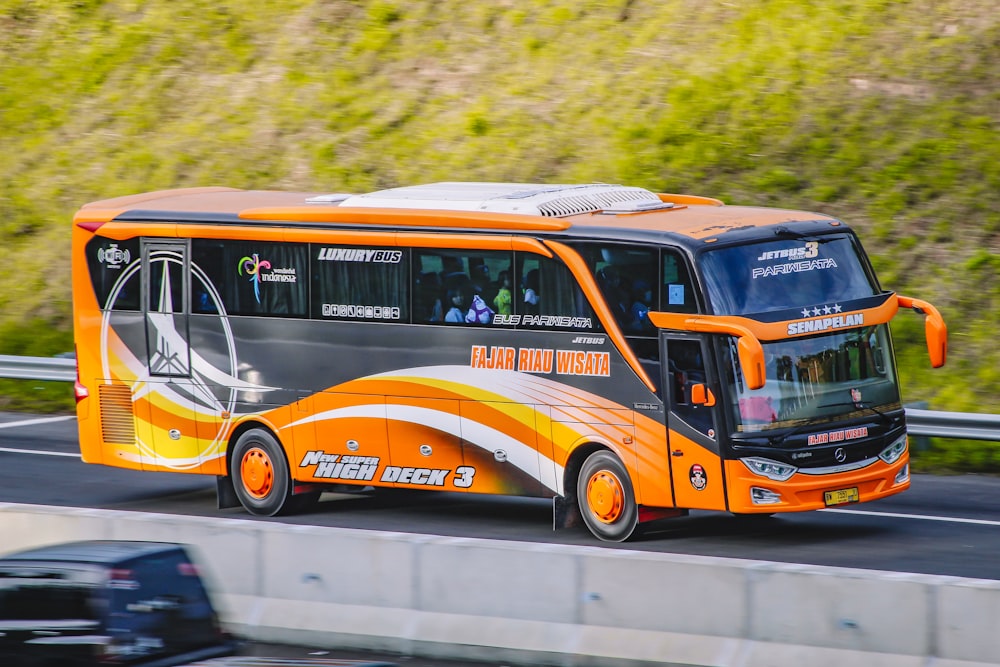 gelb-weißer Bus tagsüber unterwegs