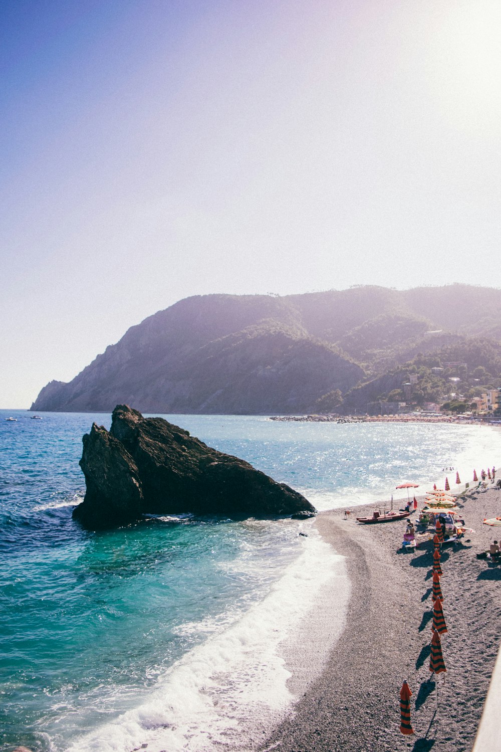 Gente en la playa durante el día