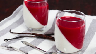 deux verrines de Panna cotta avec deux gousses de vanille dans un restaurant italien.