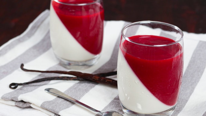 deux verrines de Panna cotta avec deux gousses de vanille dans un restaurant italien.