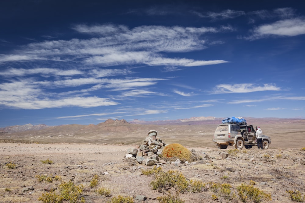 Un par de personas que están de pie en la tierra