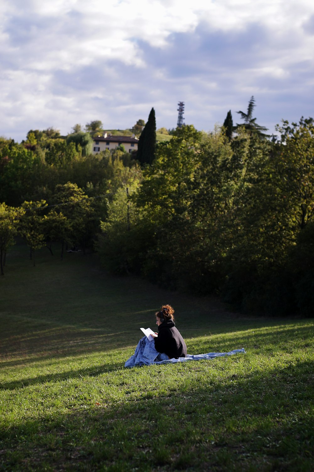 낮 동안 푸른 잔디밭에 앉아 파란 드레스를 입은 여자
