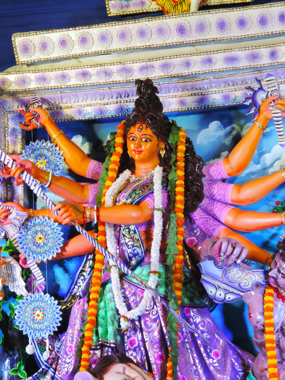 donna in abito sari viola e oro