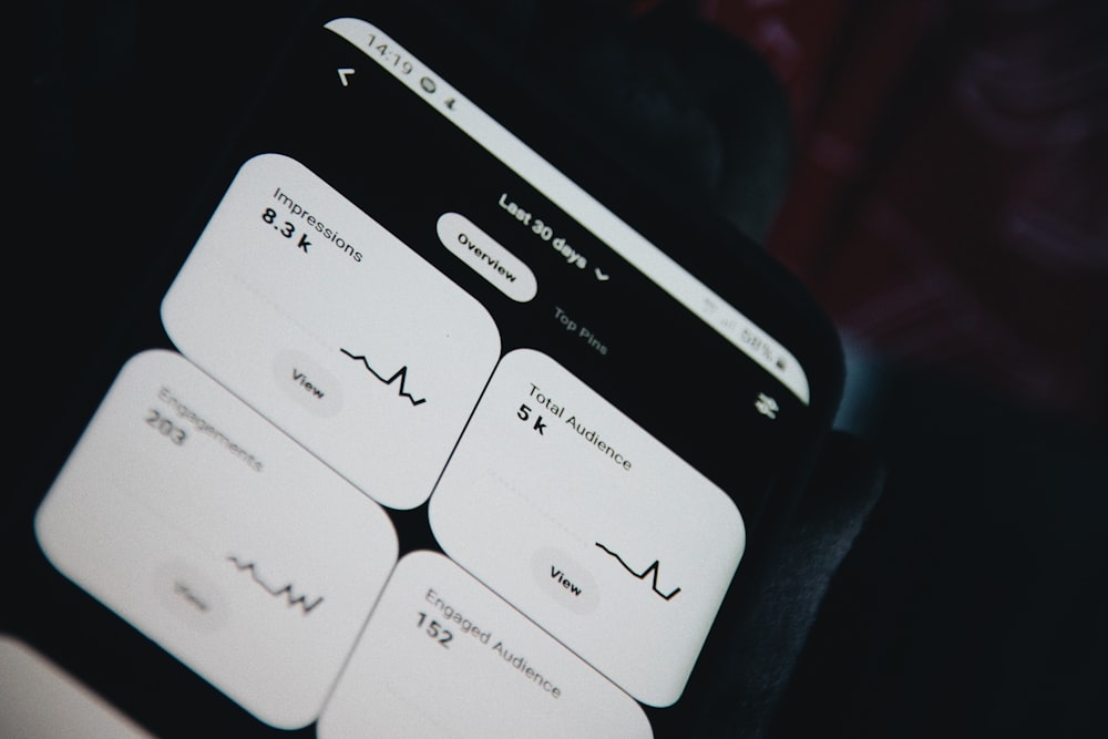 Smartphone noir affichant une pilule de médicament blanche