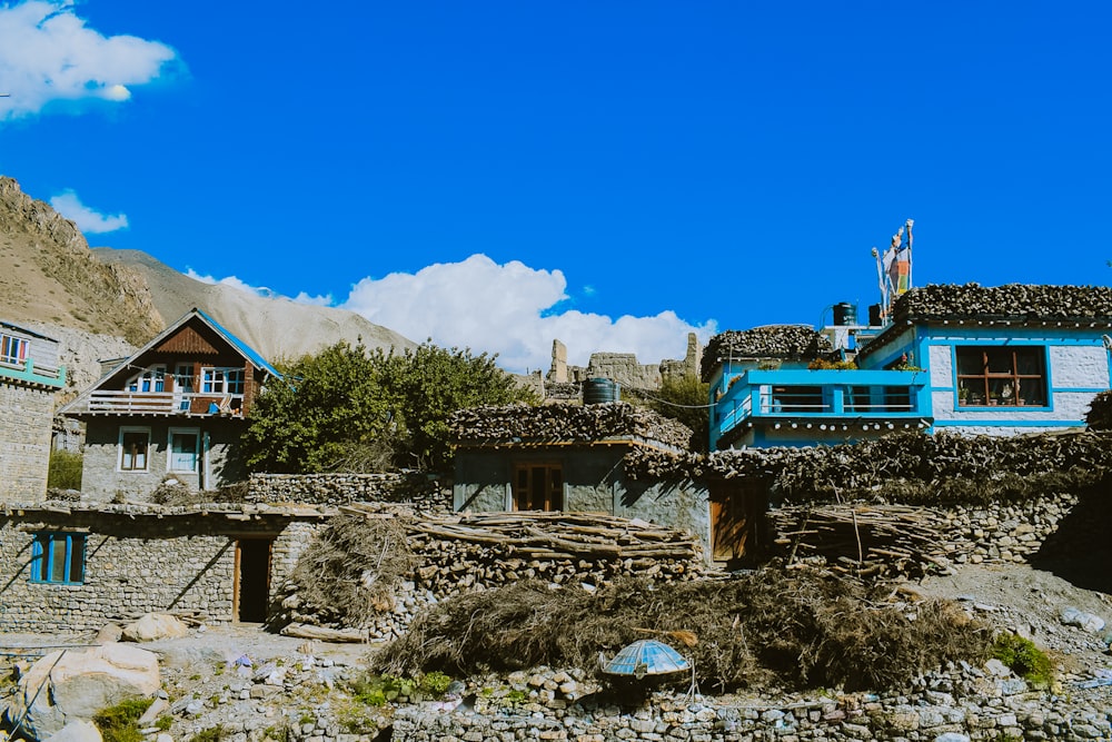 Casa marrone e bianca sotto il cielo blu durante il giorno