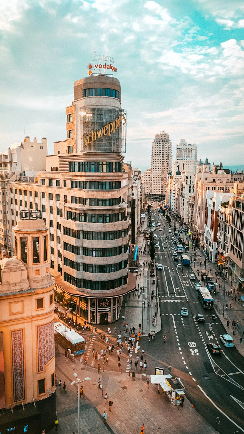 carros na estrada entre edifícios altos durante o dia