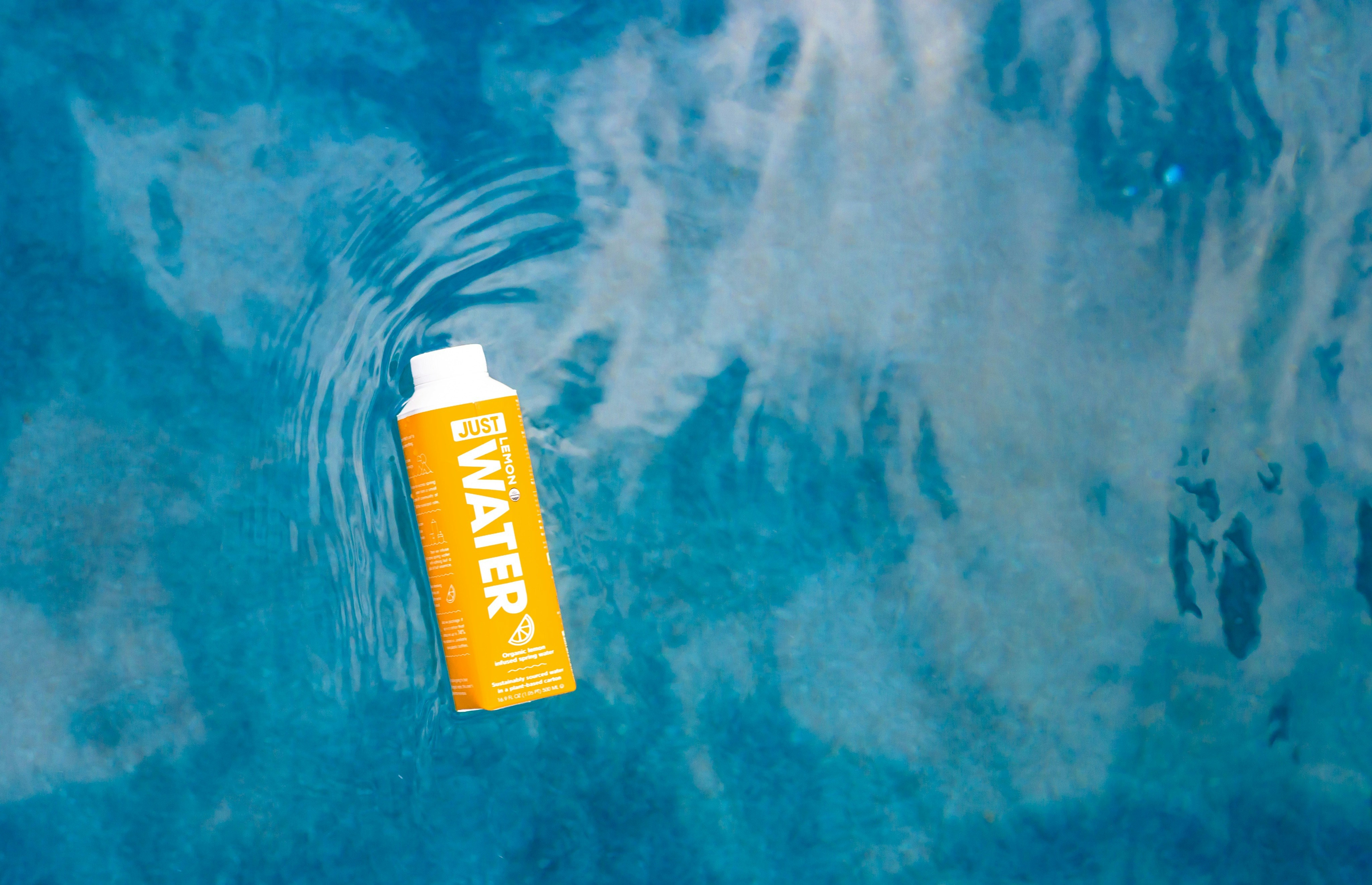 gelb-weiße Kunststoff-Tubenflasche