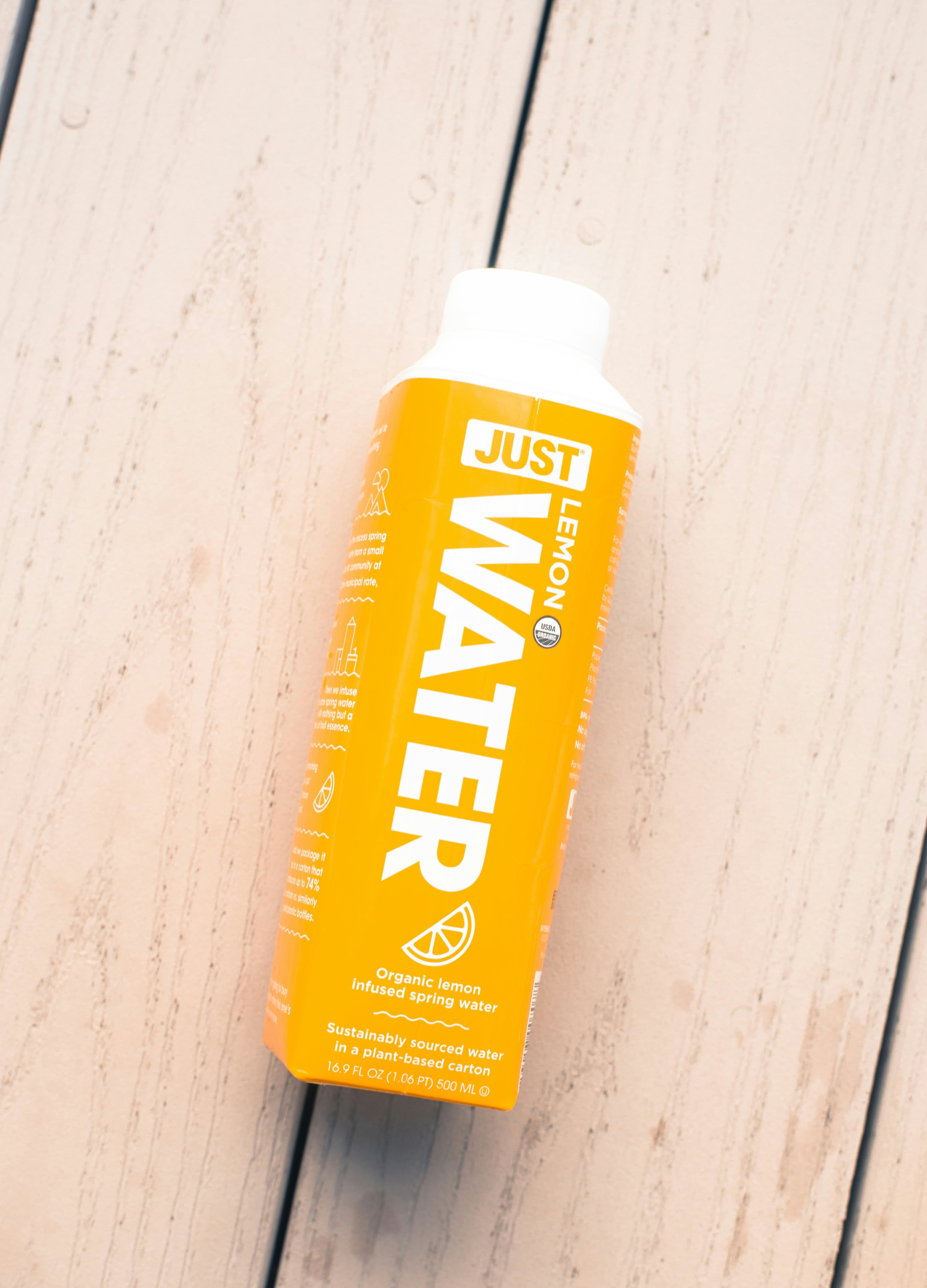 gelbe und orangefarbene Tubenflasche