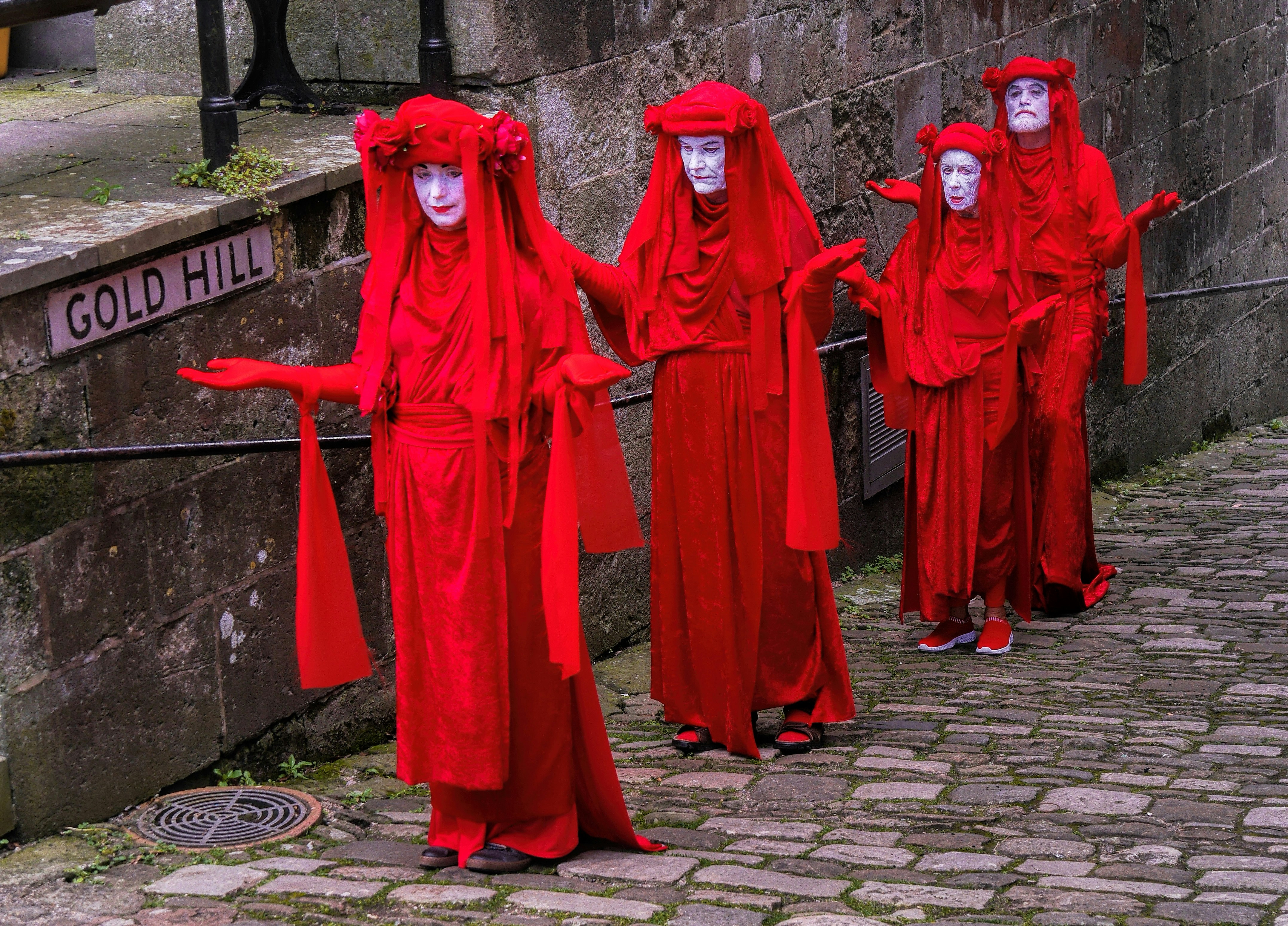 vestito rosso a maniche lunghe da donna