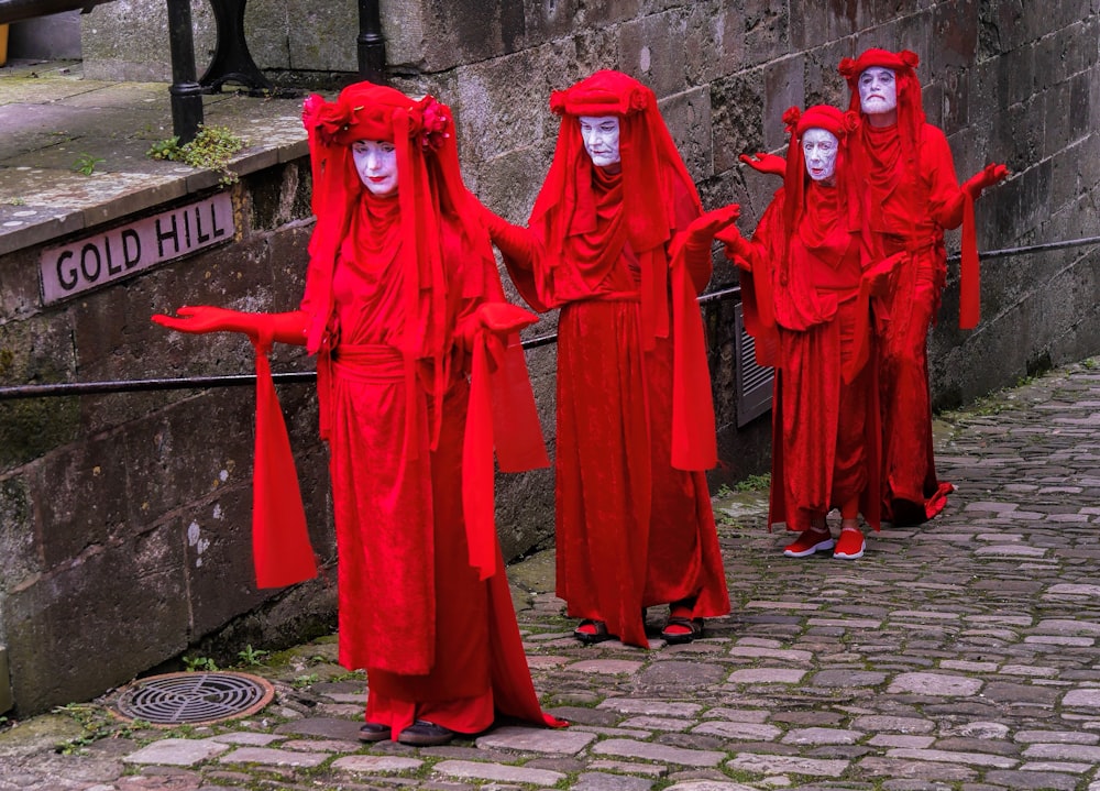 vestito rosso a maniche lunghe da donna