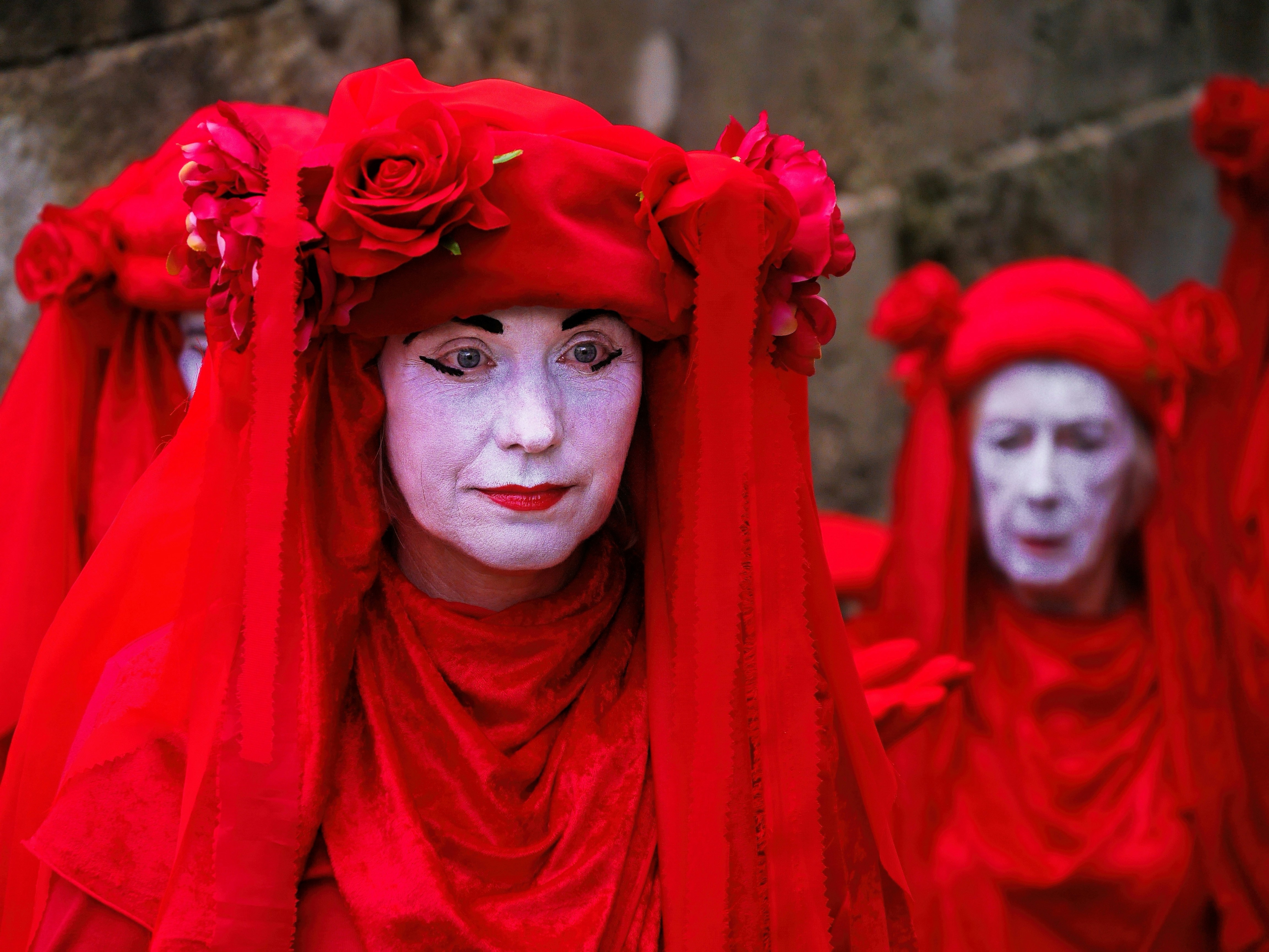 Donna in hijab rosso in piedi accanto a Donna in hijab rosso