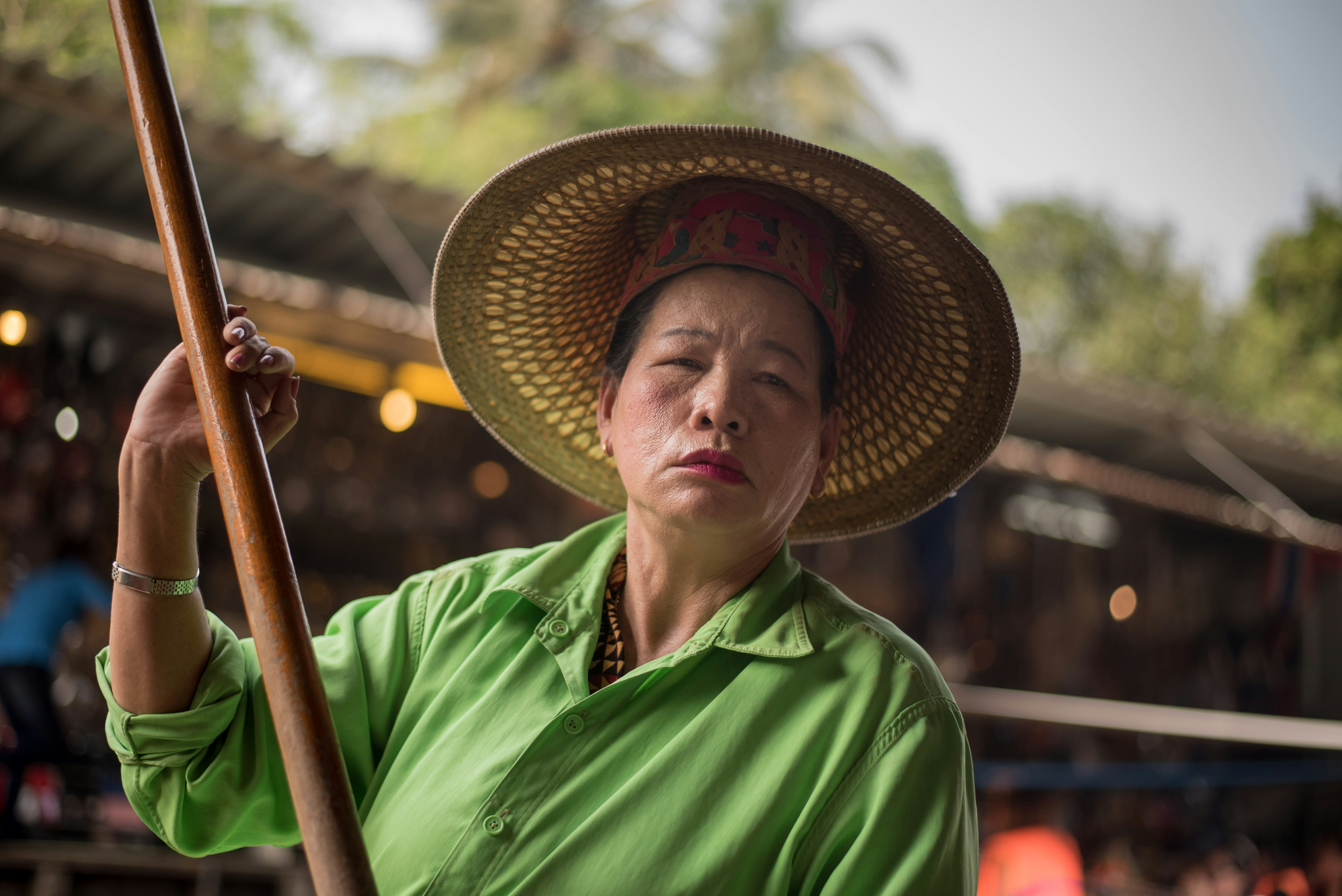 茶色の麦わら帽子をかぶっている緑のポロシャツの男の写真 Unsplashで見つけるバンコクの無料写真