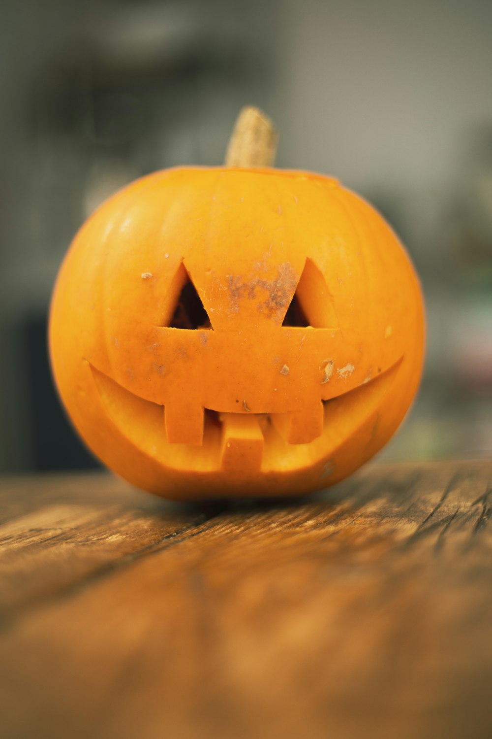 Jack O lanterne sur table en bois marron