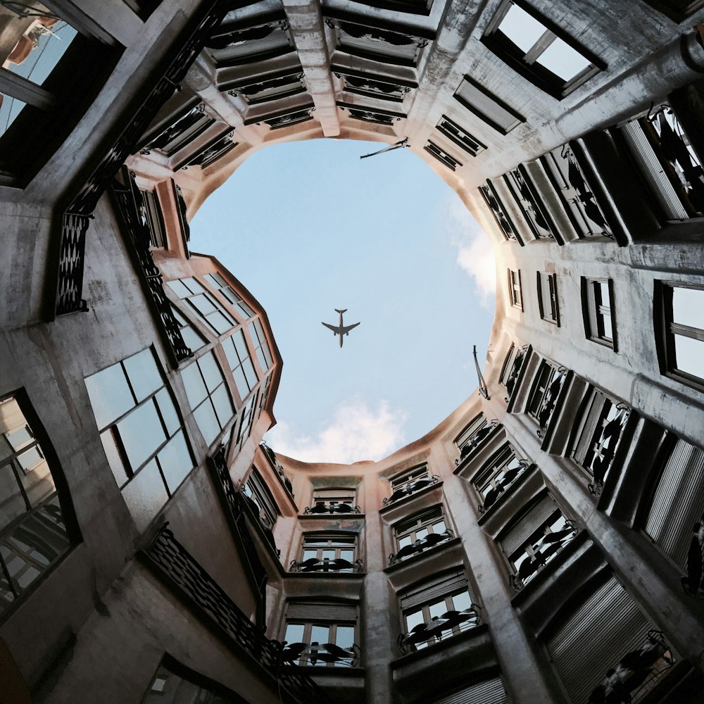 fotografia de baixo ângulo do edifício de concreto marrom durante o dia