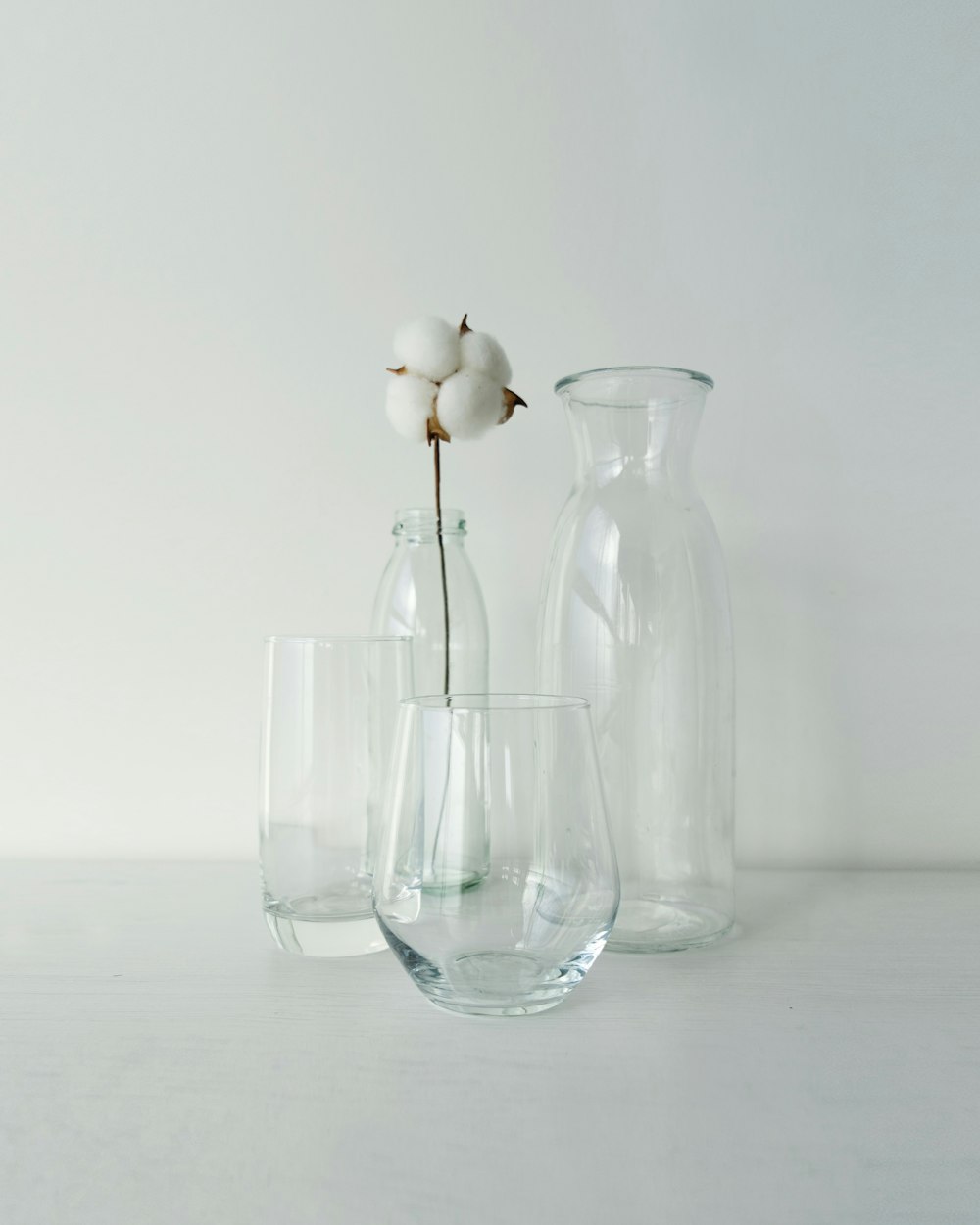 Weiße Blume in klarer Glasvase