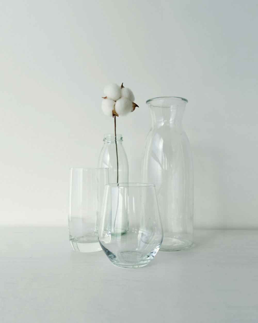 Fleur blanche dans un vase en verre transparent