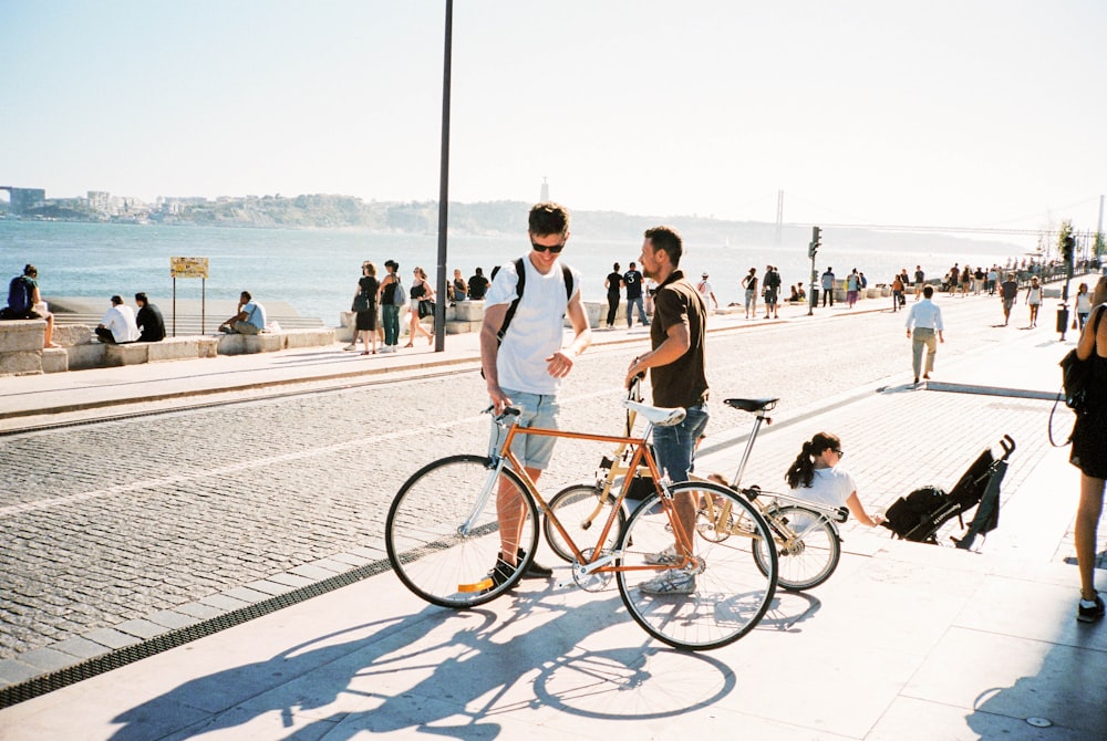 Menschen, die tagsüber auf der Straße Fahrrad fahren