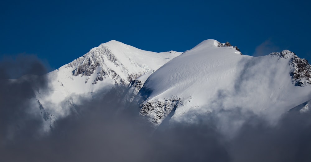 montanha coberta de neve sob o céu azul durante o dia