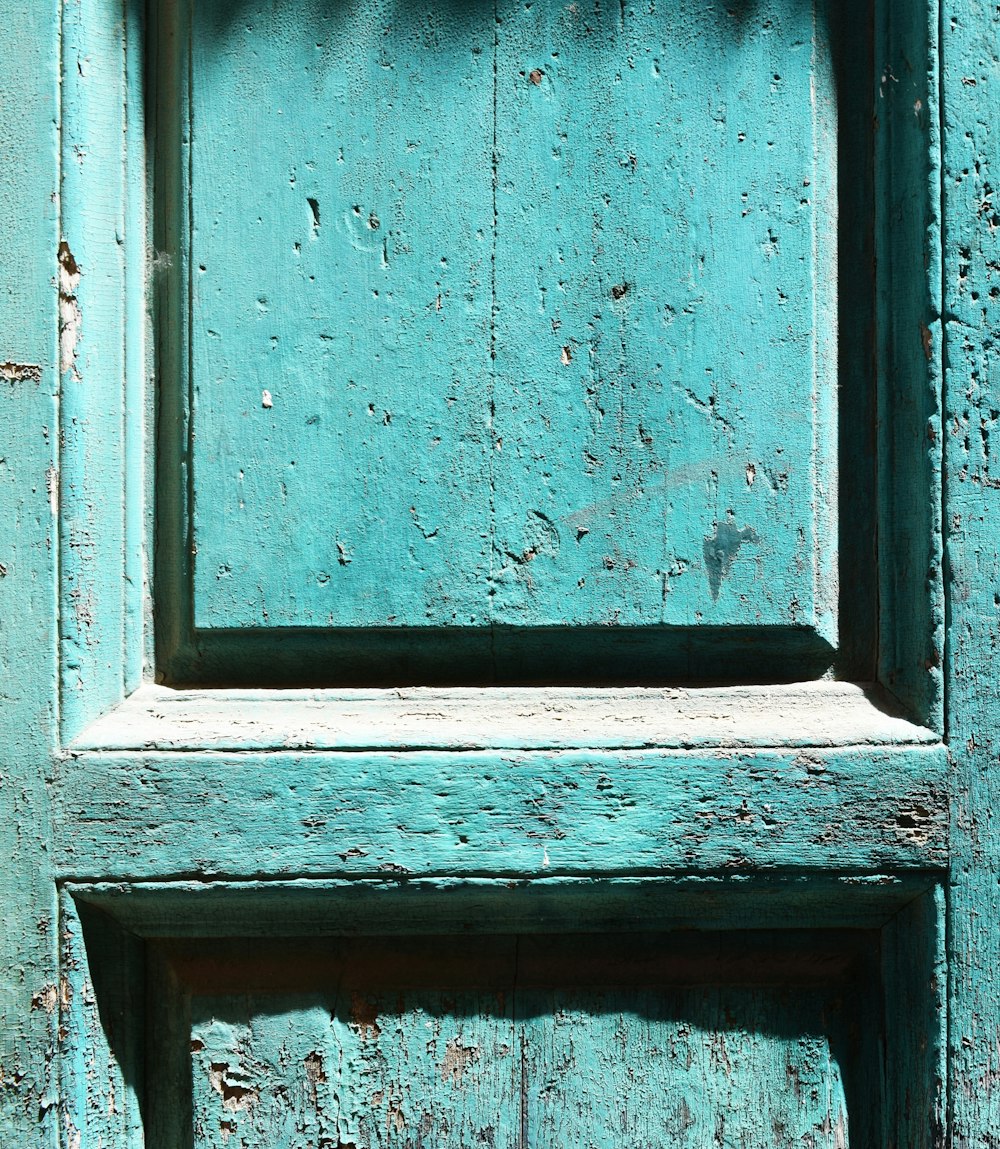 Cadre de fenêtre en bois bleu pendant la journée