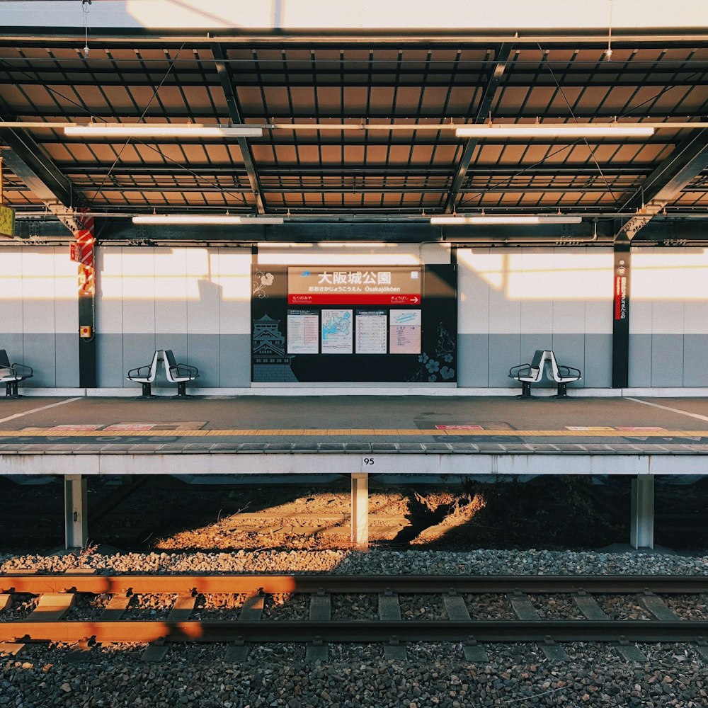 A group of people standing next to a train station photo – Free Italia  Image on Unsplash