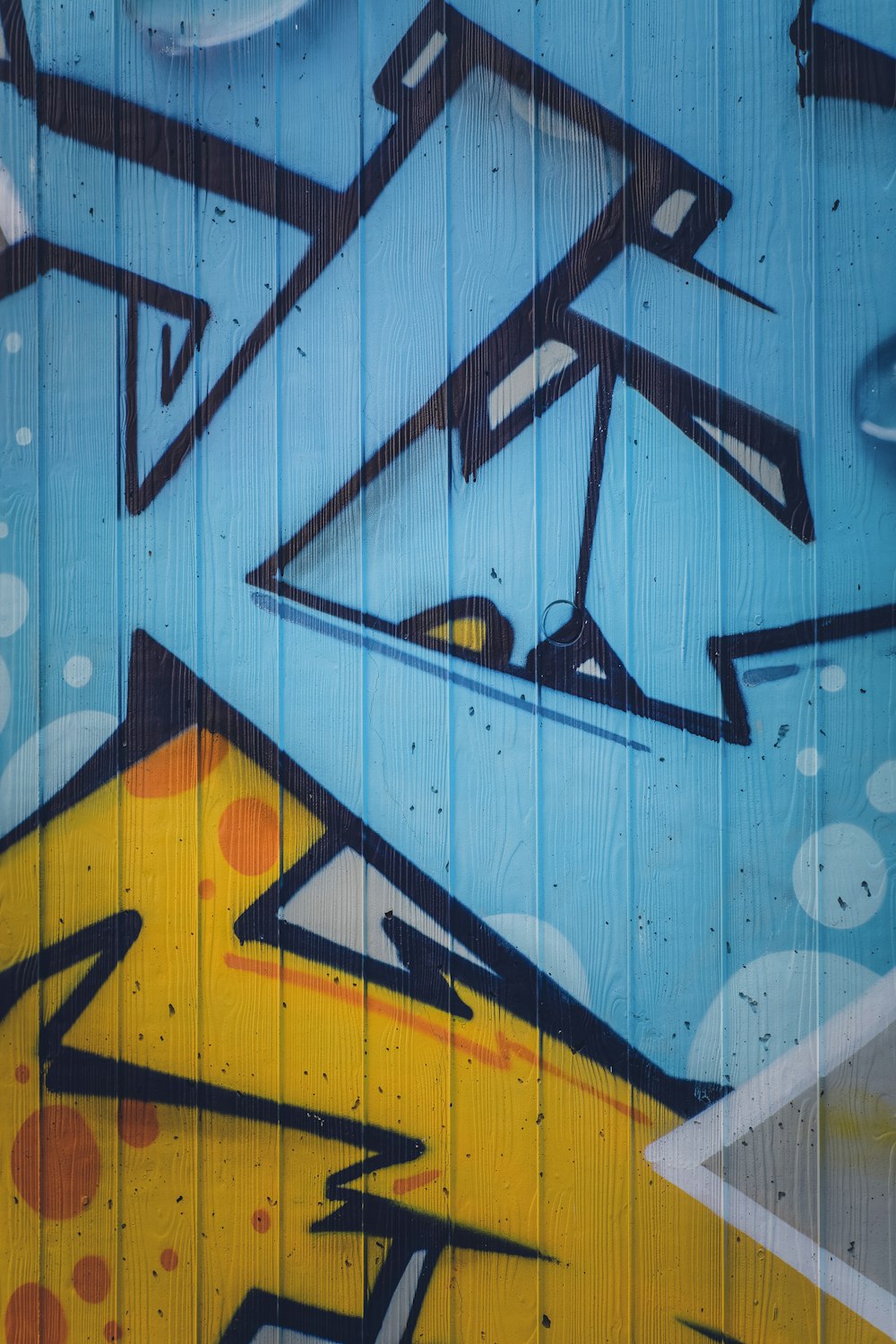 Graffiti murali blu, rossi e gialli
