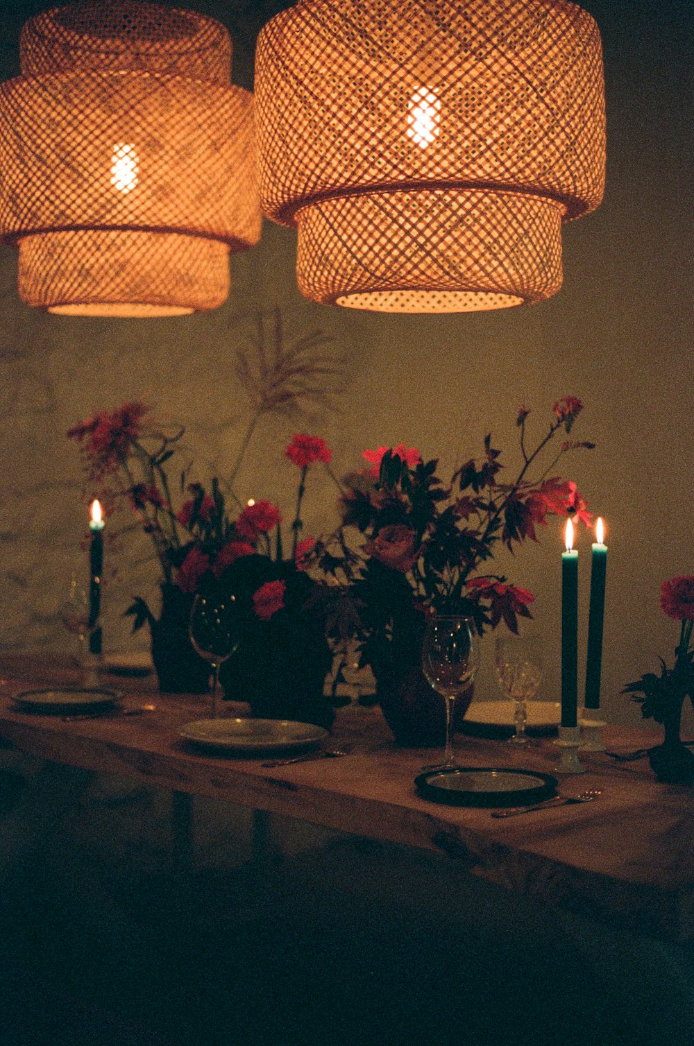 ein Holztisch mit einer Vase voller Blumen