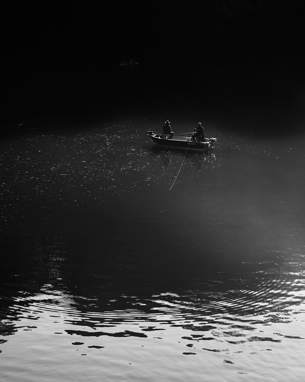 Foto en escala de grises de un hombre montando en un barco