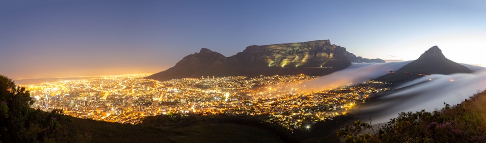 Las luces de la ciudad se encienden durante la noche