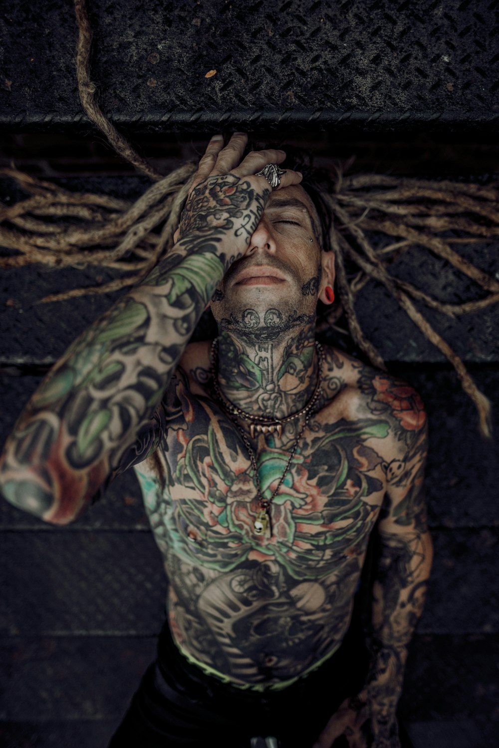 homem com tatuagem de corpo verde e vermelha