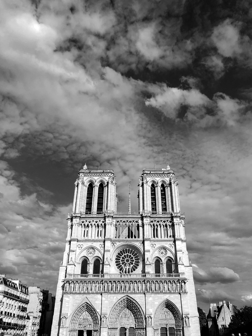 Photo en niveaux de gris d’un bâtiment en béton