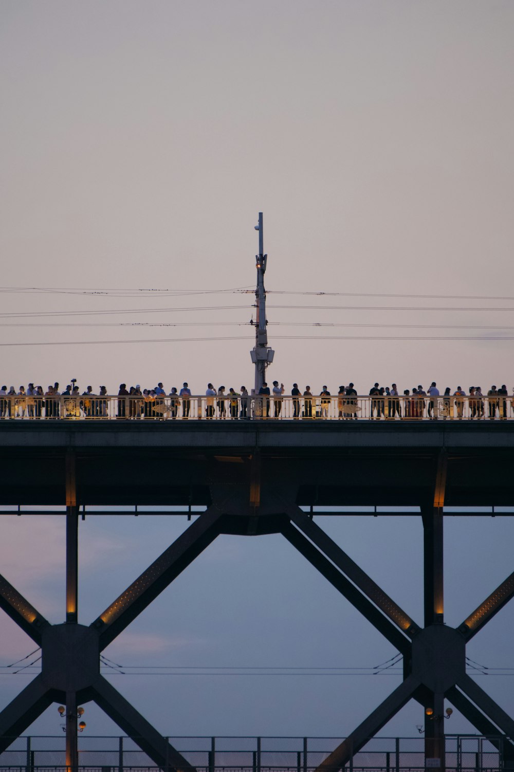 un groupe de personnes debout au sommet d’un pont