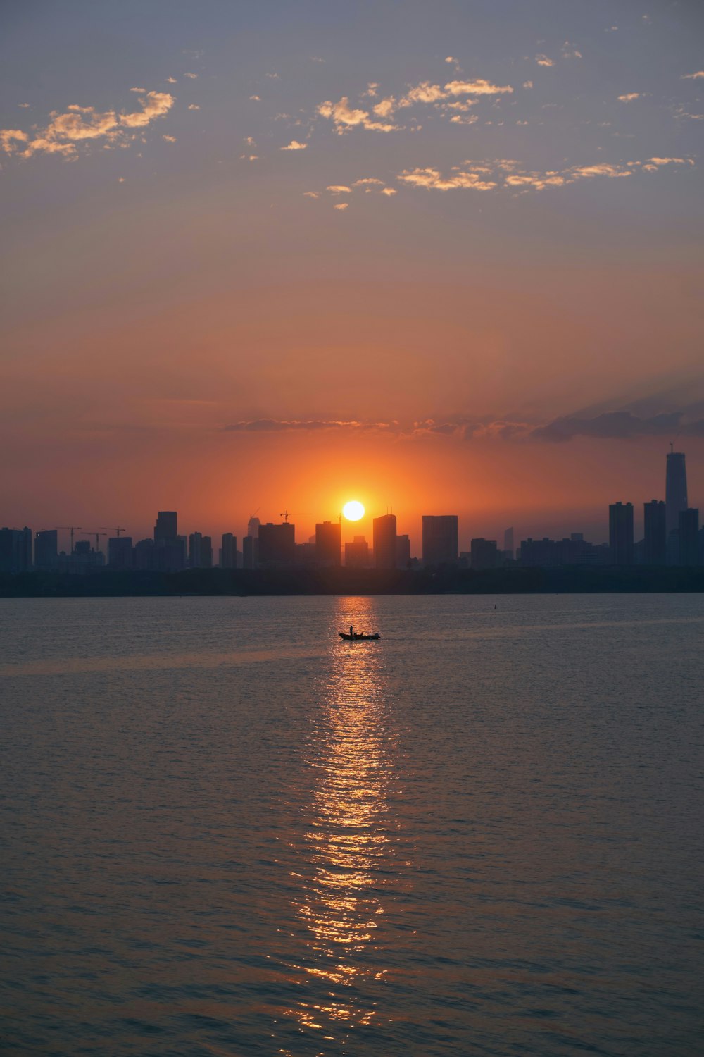 silhouette de la ligne d’horizon de la ville au coucher du soleil