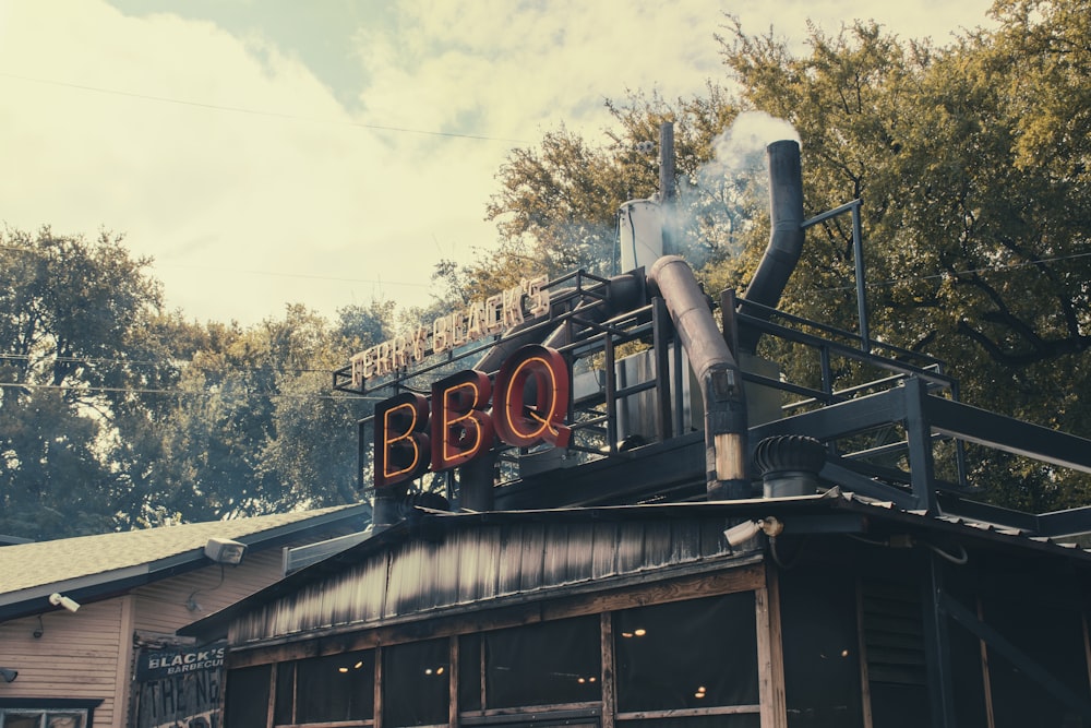 Ein BBQ-Schild auf einem Gebäude, aus dem Rauch austritt