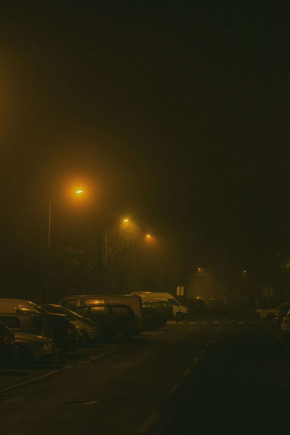 Coches aparcados en el aparcamiento durante la noche